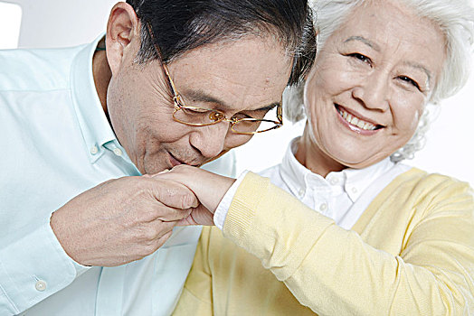 老年丈夫親吻妻子