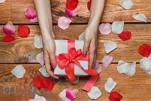 情人节,礼物,女性,木质背景,花瓣