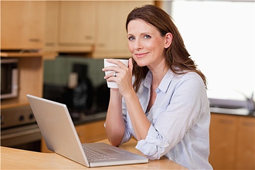 女人,喝咖啡,笔记本电脑