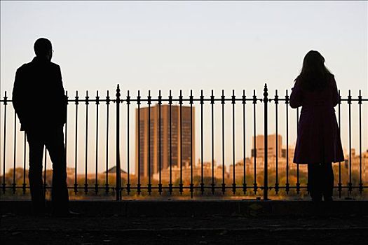 剪影,一个,男人,女人,站立,靠近,栏杆,建筑,背景,中央公园,曼哈顿,纽约,美国