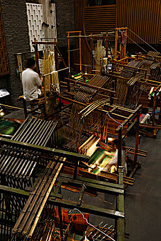 成都蜀锦博物馆,织锦车间木制纺织机