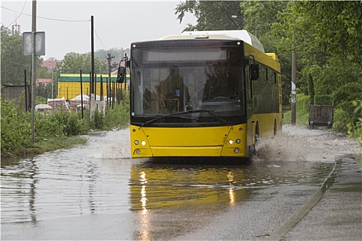 巴士,洪水