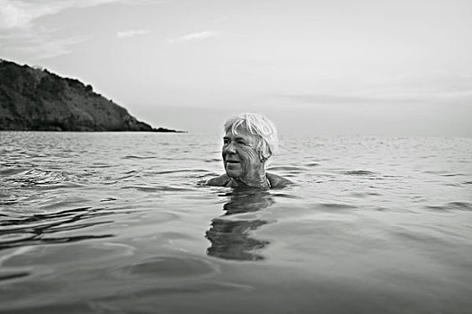 老年,女人,游泳,海洋
