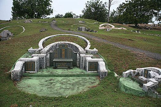 马来西亚,马六甲,三宝山,是中国以外最大的中国人墓地,墓地达25公顷,有12002个坟墓,所以又名,中国之丘