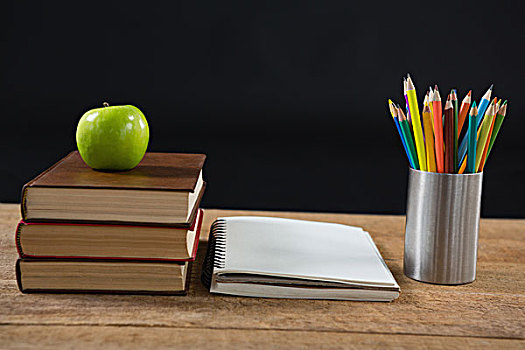 苹果,书本,一堆,彩笔,桌上,黑色背景