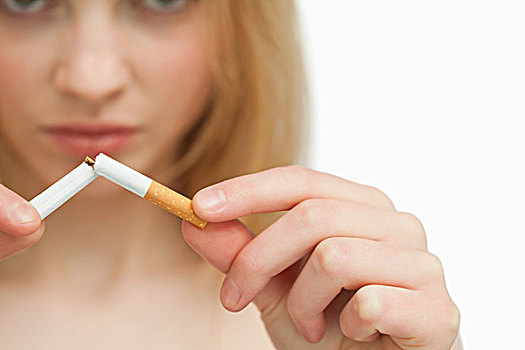 特写,女人,香烟,白色背景