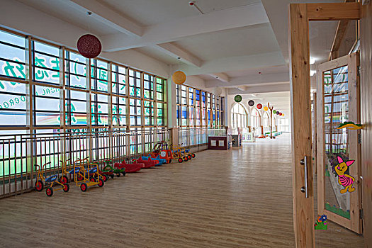 幼儿园设施走廊