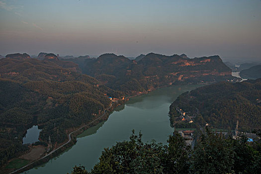 山,丹霞,河流,蓝天,黄昏,大气,田野,水电站,村庄,驴友,旅行,地质公园,丹霞地貌,绿色,灌木,树,草,水潭,素材,平面设计