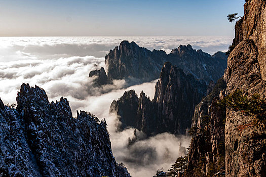 中国安徽黄山风景区,冬日雪后奇峰怪石林立,云雾飘渺宛若仙境