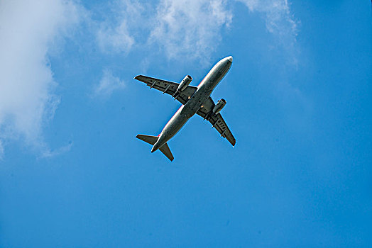 四川航空的飞机正从重庆江北机场起飞