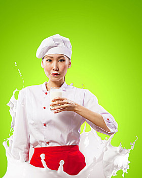 亚洲女性,烹饪,牛奶,红色,围裙,彩色背景,拿着,牛奶杯