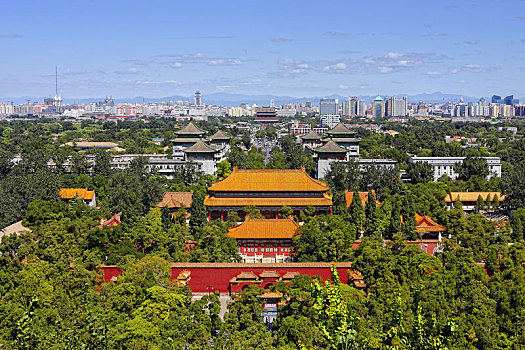在北京景山万春亭远眺中轴线上的钟鼓楼