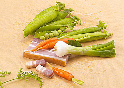 豌豆,胡萝卜,小洋葱,五花熏肉