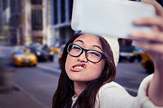 合成效果,图像,亚洲女性,做鬼脸,模糊,纽约,街道