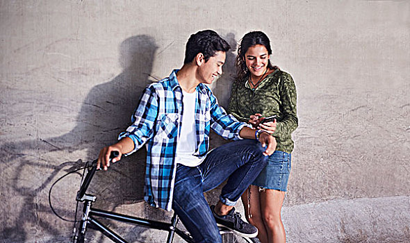 年轻,情侣,小轮车,自行车,发短信,手机,墙壁