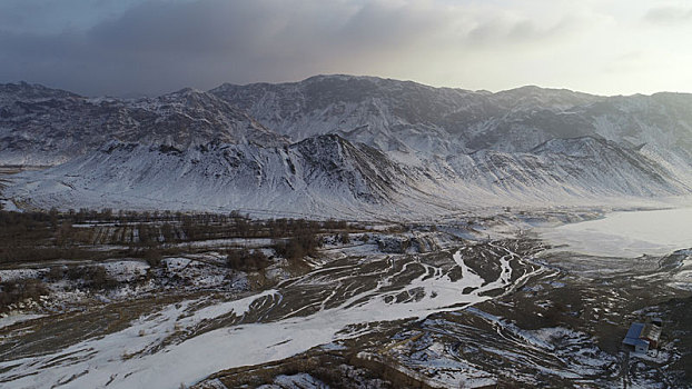 大地艺术照,东天山石城子水库