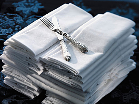 两个,堆积,白色,餐巾,叉子,刀