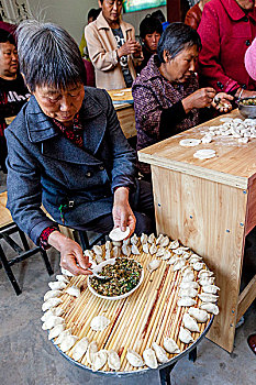 河南安阳,孝亲敬老千人饺子宴上包饺子