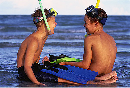两个男孩,泳衣,坐,海滩,潜水
