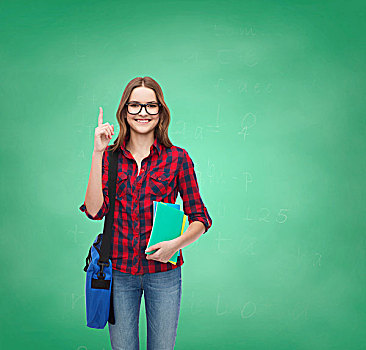 教育,人,概念,微笑,女学生,眼镜,包,笔记本,手指,向上,绿色,广告板,背景