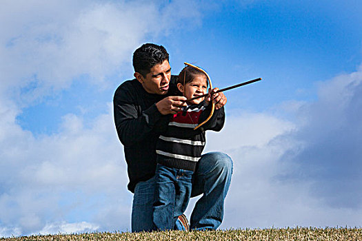 户外,美洲印地安人,父亲,传统,教,3岁,儿子,使用,玩具,弓箭,猎捕