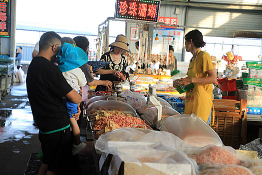 山东省日照市,海鲜市场人头攒动,市民精挑细选喜迎双节