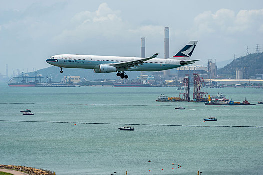 一架香港国泰航空的客机正降落在香港国际机场