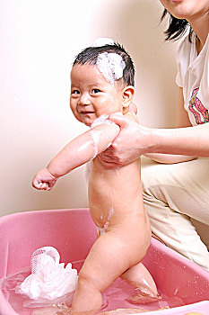 站在浴盆里的男婴