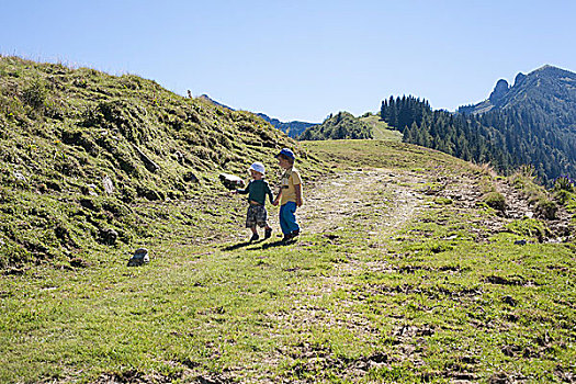 两个孩子,远足,萨尔茨卡莫古特,奥地利