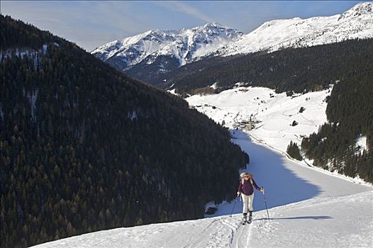 女人,滑雪,旅游,靠近,山谷,意大利,欧洲