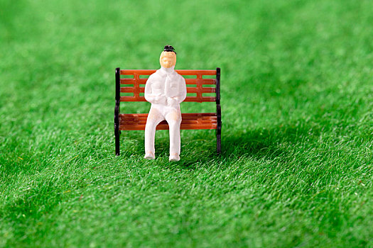 坐在草地上的小人模型