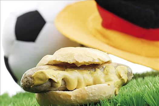 足球,快餐,德国香肠,狗,芥末,德国,帽子,草皮