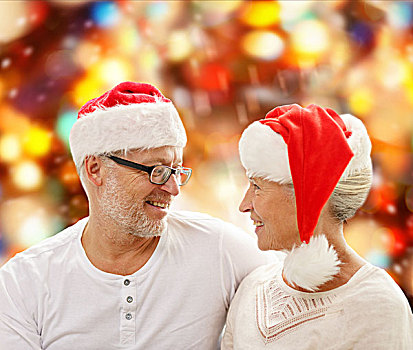 家庭,休假,圣诞节,岁月,人,概念,高兴,老年,夫妻,圣诞老人,帽子,坐,沙发,上方,红灯,背景