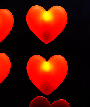 两盏红色心型造型的灯