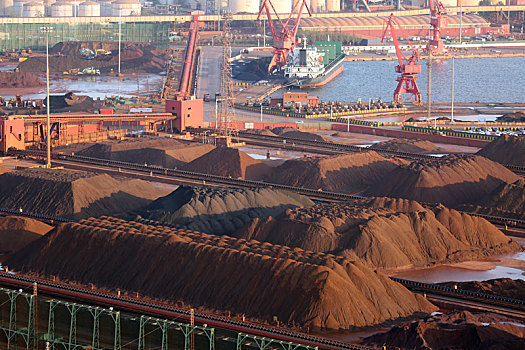 山东省日照市,港口生产繁忙有序,铁矿石,煤炭装卸秩序井然