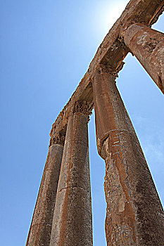 黎巴嫩巴尔贝克神庙廊柱