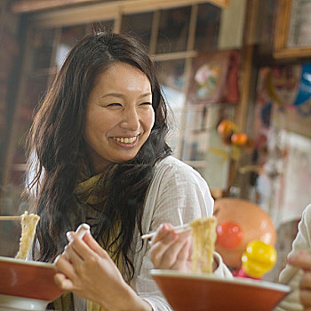 微笑,女人,吃,面条,日式,小酒馆