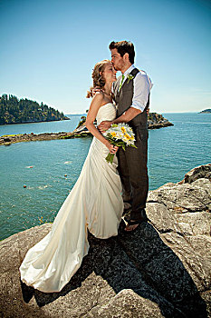 新郎,新娘,搂抱,边缘,公园,温哥华,不列颠哥伦比亚省,加拿大