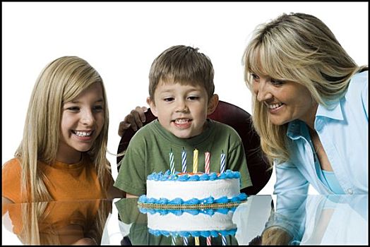 特写,母亲,两个孩子,正面,生日蛋糕