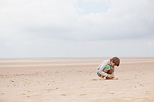 男孩,玩,沙子,阴天,夏天,海滩