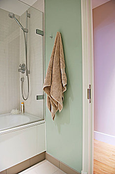 毛巾,钩,靠近,浴缸,敞门,小,浴室