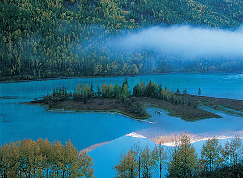 中国新疆哈纳斯湖自然风光