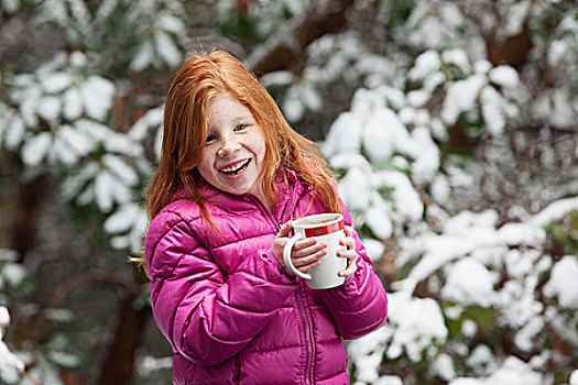 红发,女孩,正面,积雪,树,穿,粉色,外套,拿着,大杯,看别处,微笑