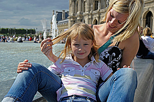 年轻,母亲,女儿,城市,旅游,坐,正面,卢浮宫,巴黎,法国,欧洲