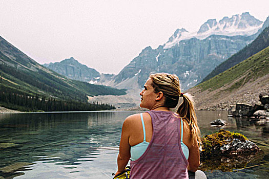 后视图,中年,女人,坐,水,边缘,看别处,冰碛湖,班芙国家公园,艾伯塔省,加拿大