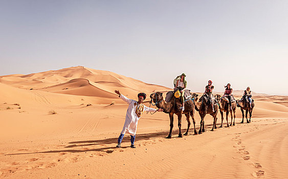 旅游,贝多因人,引导,驼队,两个,单峰骆驼,沙丘,沙漠,却比沙丘,梅如卡,撒哈拉沙漠,摩洛哥,非洲