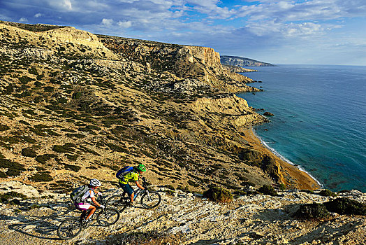 两个,山地车手,自行车,岩石海岸,红色,海滩,马塔拉,克里特岛,希腊,欧洲