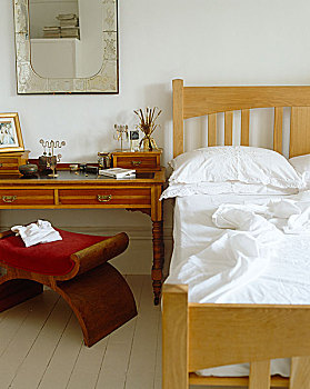 卧室,木质,双人床,靠近,梳妆台,软垫,凳子,涂绘,地面,木板
