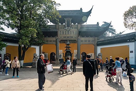 镇江金山寺山门外牌楼