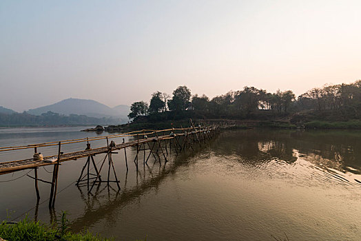 老挝琅勃拉邦湄公河与南康河交汇处的清晨风光
